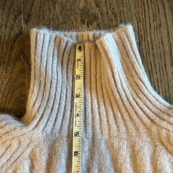 Super Soft Bulky Long Turtleneck Sweater in pale mauve / taupe / rose - Picture 9 of 9